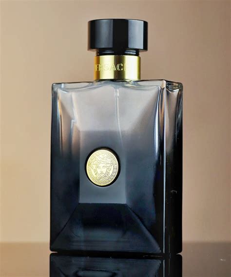 versace oud noir sample.